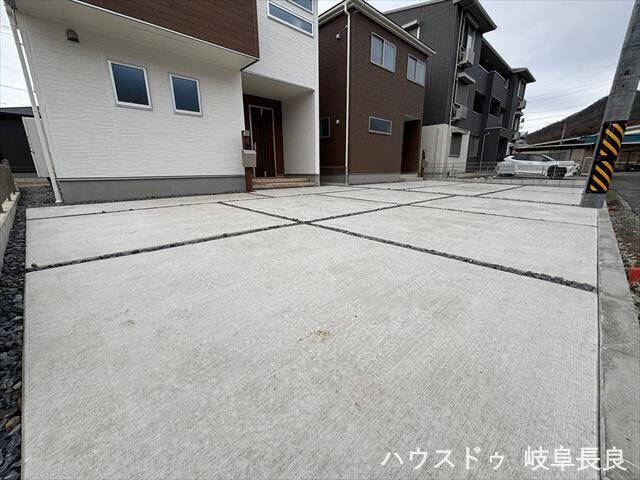 道路とフラットな駐車スペースで、車庫入れ時の段差の心配がありません。車の出し入れがスムーズで、荷物の積み下ろしも楽に行える、安全で快適な設計です。