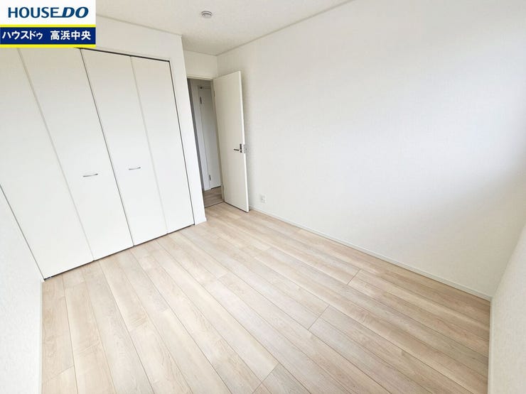 白と木目調を基調にした洋室は落ち着きますね。お部屋のコーディネートも楽しめます。