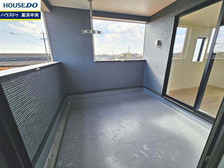 隅々まで陽が差し込み、お洗濯物も大きな布団もあっという間に乾きそう☆季節ものの大きな洗濯ものを干してもまだまだ余裕のある広いバルコニー