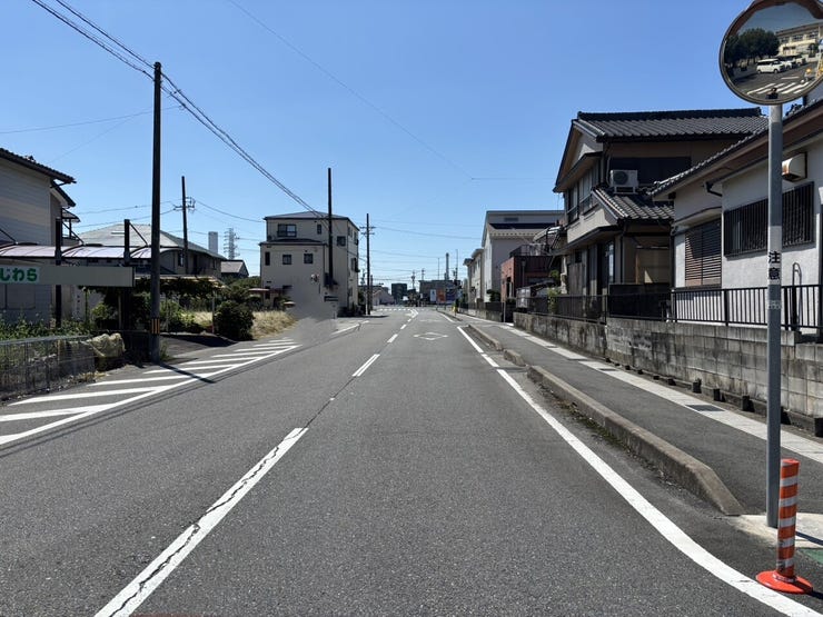 ◆東道路 幅員約8.0m 車道と歩道に分かれているので、歩行者は安心して歩けます。
