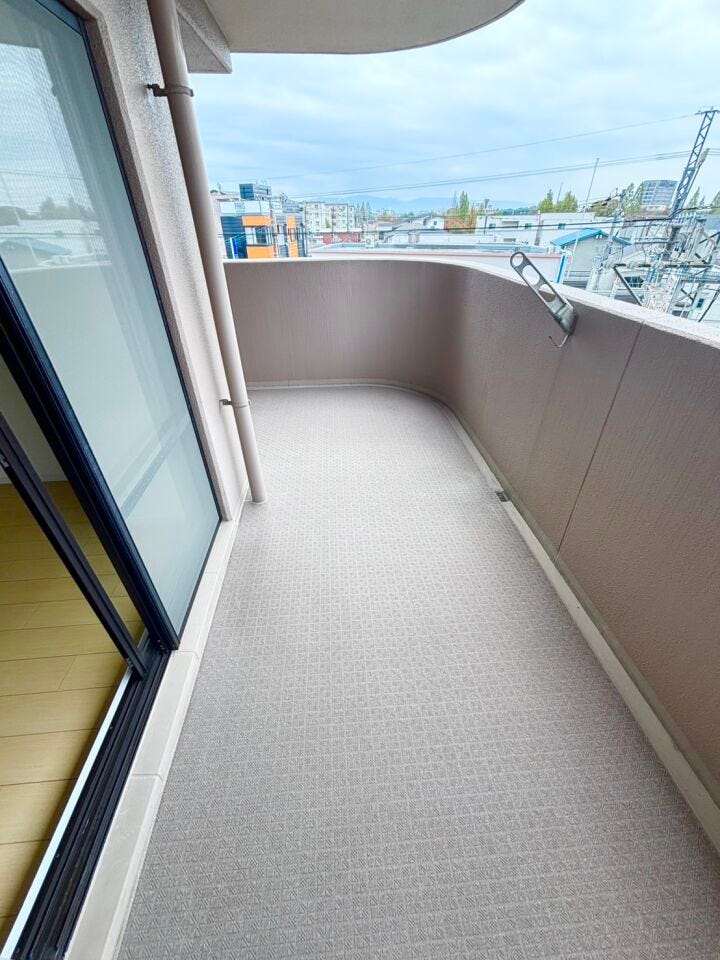 LDK、洋室どちらからもバルコニーにでれて便利♪