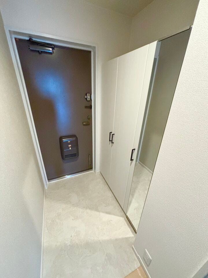 姿鏡付の玄関収納で、収納力も◎