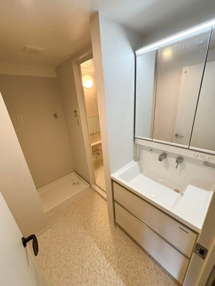 スライド収納のオシャレな洗面台♪
三面鏡の中にも収納できます!