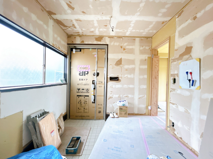 【リフォーム中】玄関内部です。照明交換、壁天井クロス張替、床フローリング上張り、シューズボックス新設を実施していきます。