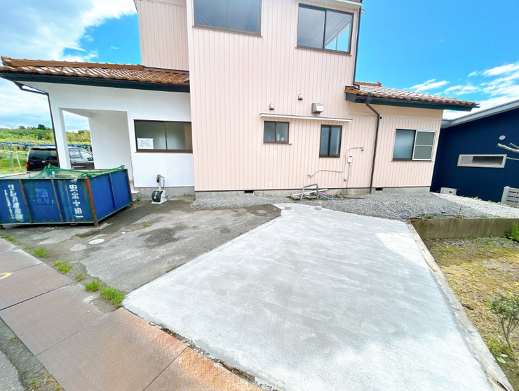 【リフォーム中】写真右手の草が生えている部分を駐車場へ土間打ちで拡張していきます。外壁塗装、玄関交換予定