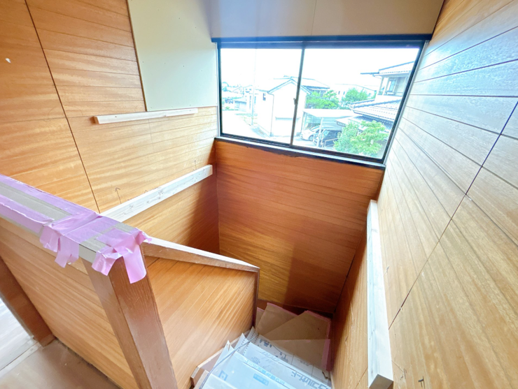 【リフォーム中】階段です。クロス張替、照明交換、手すり新設予定