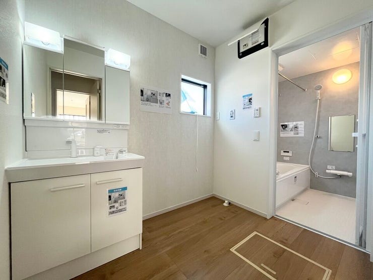 窓付き洗面所で、通気性と明るさを両立。明るく清潔感あふれる洗面所は、毎日の身支度を快適にサポートします。