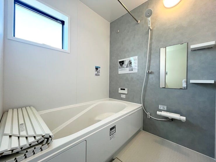 窓から自然光が差し込む明るい空間。リラックスタイムをさらに快適に。換気にも便利で、湿気やカビの心配を軽減。清潔感のある設計です。