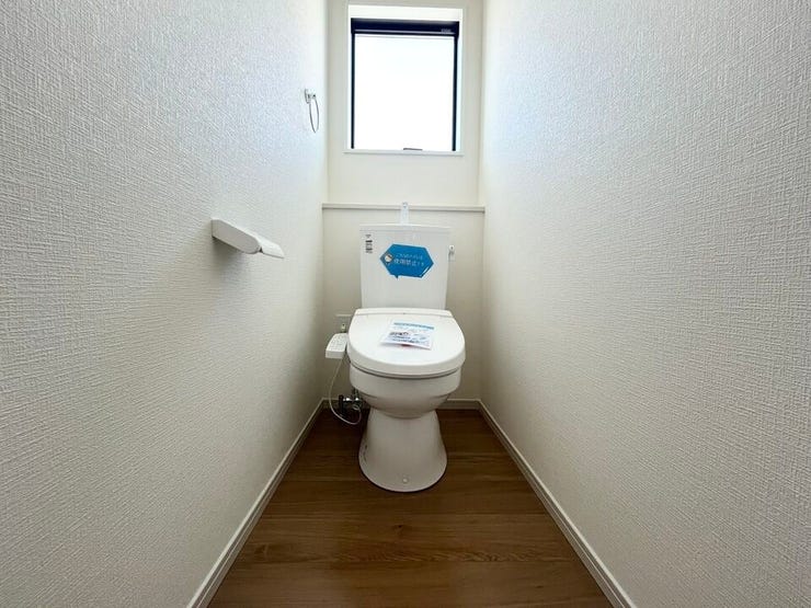 温水洗浄便座付きで、毎日快適に使える清潔感のあるトイレです。