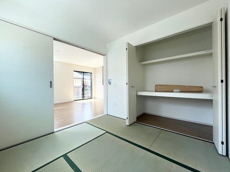 リビング続きの和室は、来客時やくつろぎスペースとして重宝します。たっぷり収納できる押入れ付き♪