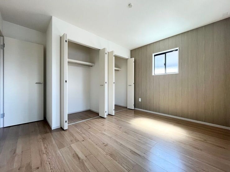 ナチュラルな木目調クロスが空間にやさしく調和し、落ち着いた雰囲気を演出します。