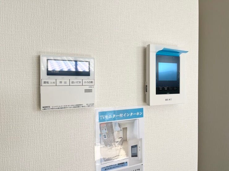 左:訪問者を確認できるモニター付きインターホンで、安心・快適な暮らしをサポートします。
右:台所リモコンで、お湯張りや追い焚きをワンタッチで操作可能。家事をしながらでも簡単にお風呂を準備できます。