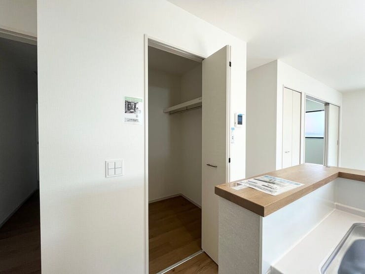 家族が集まるリビングにファミリークロークを設置。散らかりがちな衣類や日用品、掃除道具をまとめて収納でき、生活感を抑えたすっきりとしたリビングを保てます。