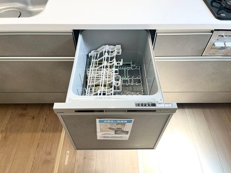 便利な食洗機完備のキッチンで、家事の負担を軽減。料理の後も、ゆったりとくつろげる時間を確保できます。