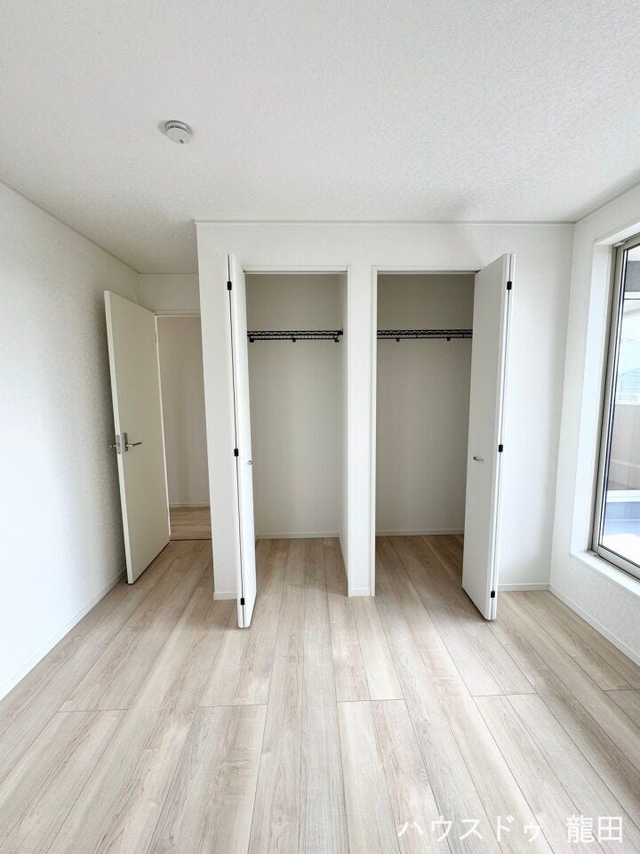 ■□■収納■□■
洋室6.7帖。クローゼットが2つ付いていて収納豊富。