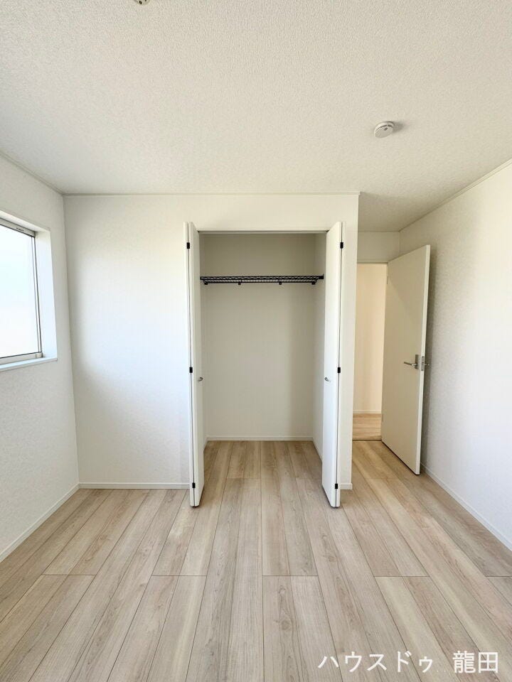 ■□■収納■□■
洋室6.7帖はデスクやベッドを置いても十分な広さです。