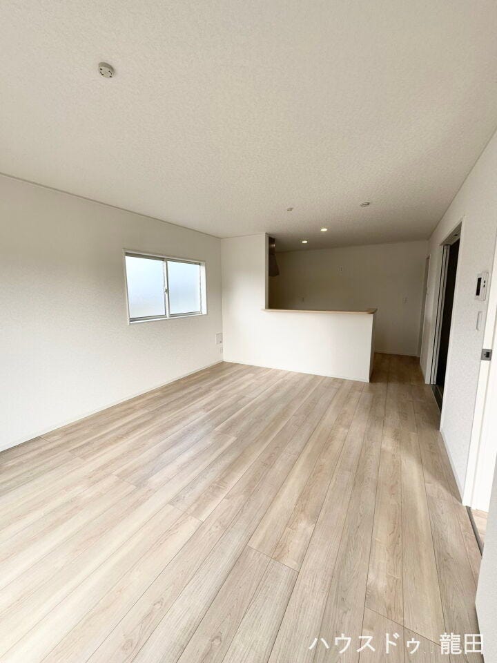 ■□■リビング■□■
16帖の広さのリビングはダイニングテーブルやソファーを置いても十分な広さです。キッチンから和室が見えるので、小さなお子様がお昼寝していても目が届きます