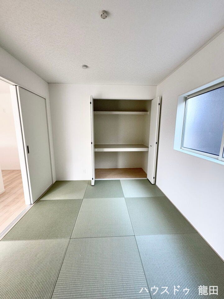 ■□■和室■□■
リビングに隣接している6帖和室!
キッズスペースや来客スペースとしてもお使いできます。
様々な用途で使用できます♪