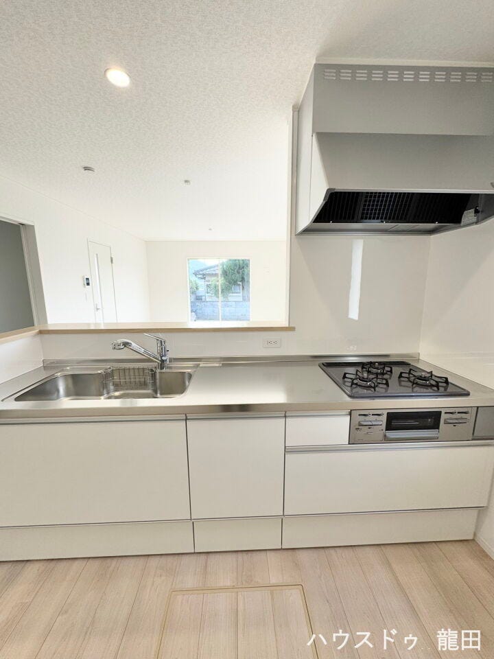 ■□■キッチン■□■
友人や家族と会話を楽しみながらお料理も楽しめる対面キッチン。小さなお子様も目が届くので安心しながらお料理ができますね