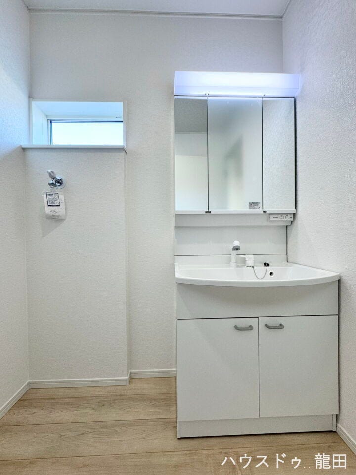 ■□■洗面化粧台■□■
三面鏡の洗面化粧台は鏡扉の裏収納でたっぷりの容量をスッキリと収納できます。