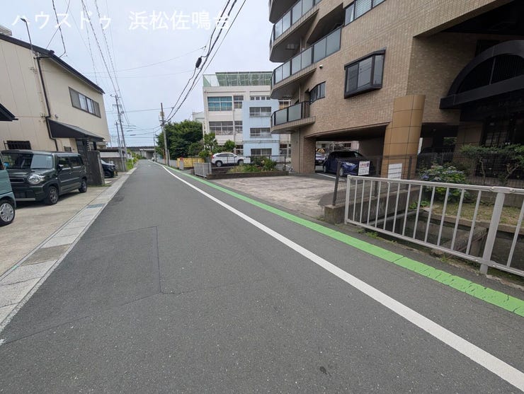 道幅も広めで乗用車の出入りも楽々です。