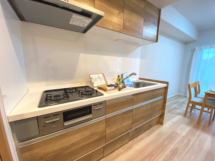 吊戸棚付きのシステムキッチンで調理用品をすっきり収納可能!