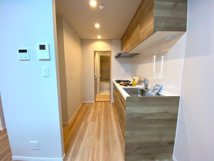 キッチンから洗面室に通り抜けできる間取り。水回り導線が近く家事が楽になります。