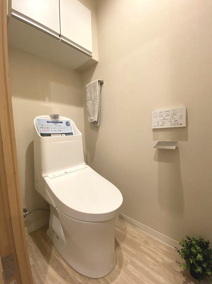 温水洗浄便座付トイレ。上部収納でペーパーや掃除用品の保管も可能です。