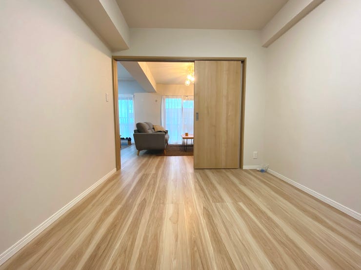 5帖の洋室。リビングに隣接しており、寝室やお子様部屋など生活スタイルに合わせてご使用可能です。