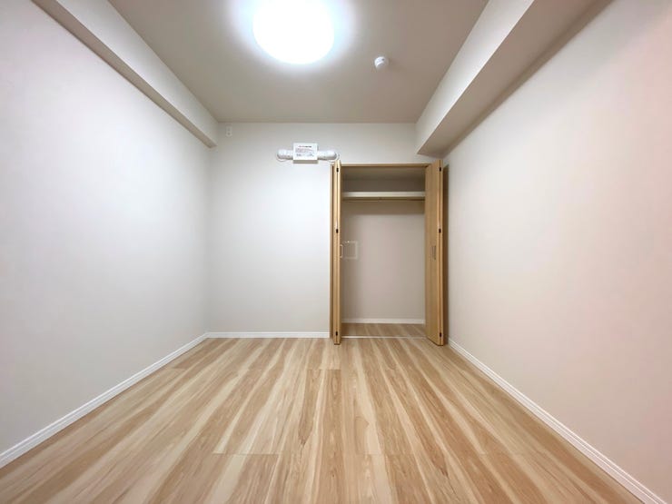 5帖の洋室。便利で嬉しいクローゼットを完備しております。
