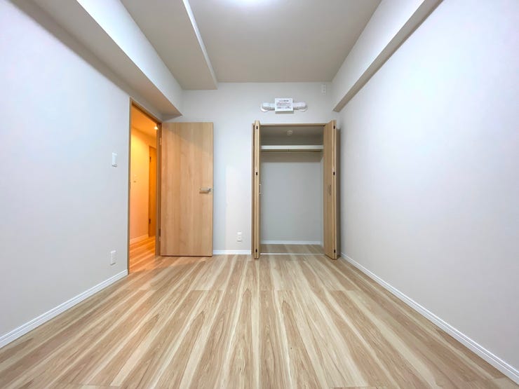 5.5帖の洋室。お洋服を掛けて収納できるクローゼット付き。