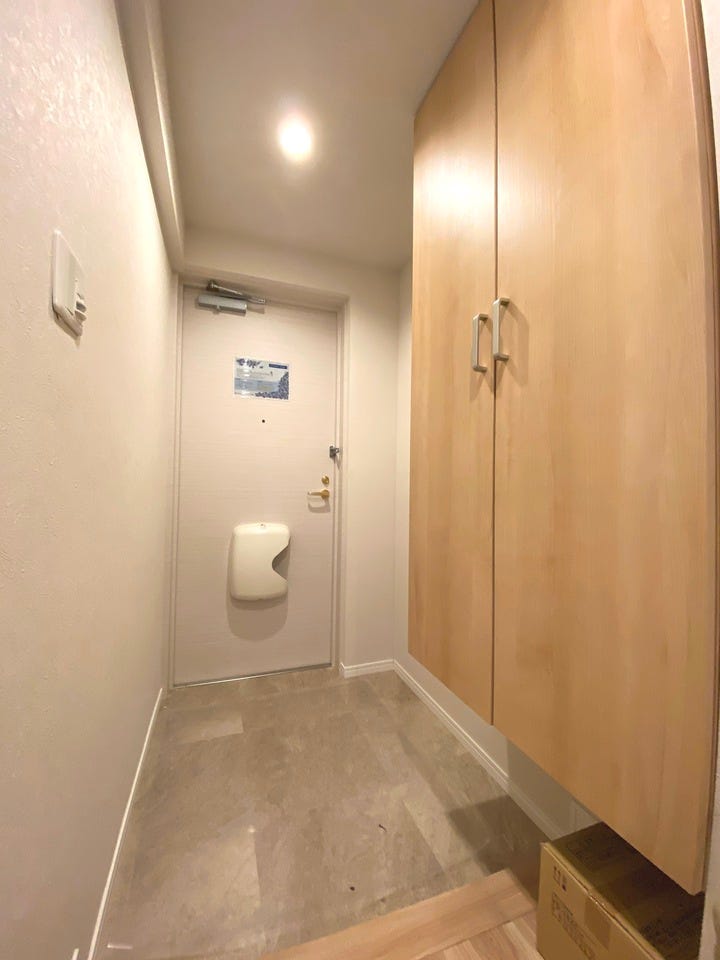 シューズボックスを設置した玄関。床から浮かせて設置しており、お掃除がしやすいですね。