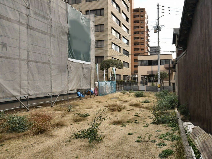 敷地内を北西側より撮影