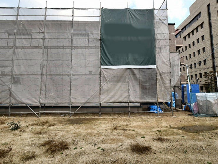 敷地内を西側より撮影