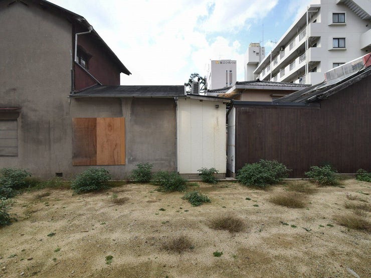 敷地内を東側より撮影