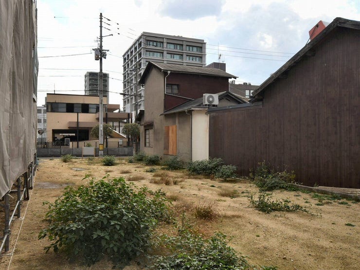 敷地内を北東側より撮影