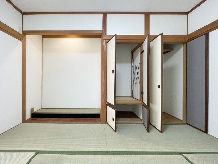 和室には広々とした押入れがあり、布団やお子様の荷物、季節の収納にも最適。暮らしの中で柔軟に使える収納スペースです。