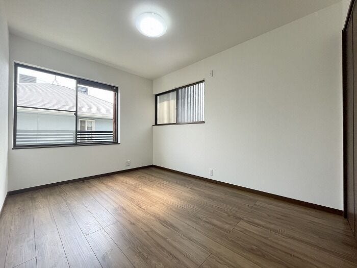 柔らかな光が差し込む、明るく落ち着いた洋室。窓下に家具を配置しやすく、レイアウトの自由度が高いのも魅力です。