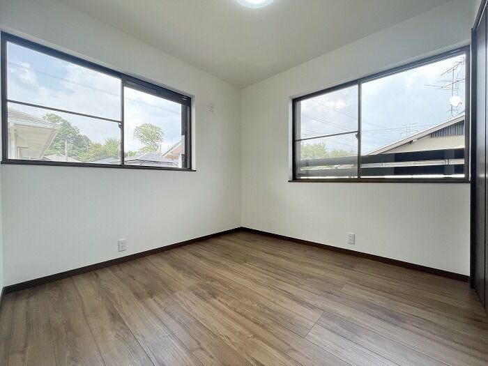 2面採光で明るいお部屋です。机とシングルベッドを置いてもまだ余裕のあるお部屋です。