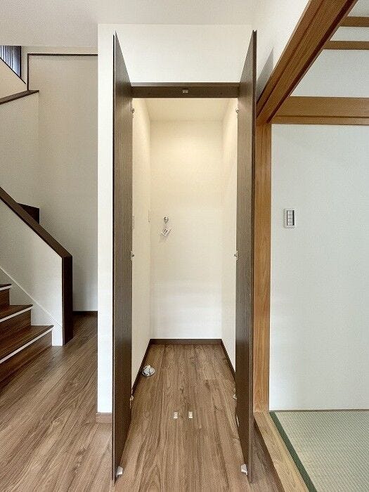 廊下に設けられた収納スペースは、日常使いの掃除用具や季節用品、日用品の収納に便利。すっきりと整理整頓でき、住空間をより快適に保ちます。