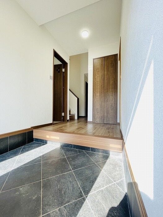 清潔感あふれる玄関ホールは、落ち着いた雰囲気でご家族やお客様を温かくお迎えします。