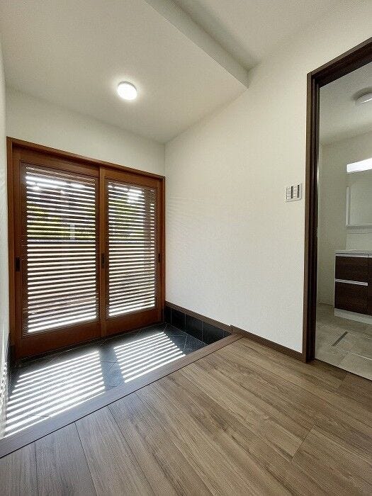 開け閉めしやすい玄関引き戸で、荷物が多い日もスムーズに出入りできます。