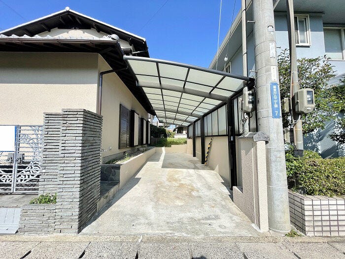 駐車スペースは2台分を確保。ご家族や来客の車も安心して駐車できます。