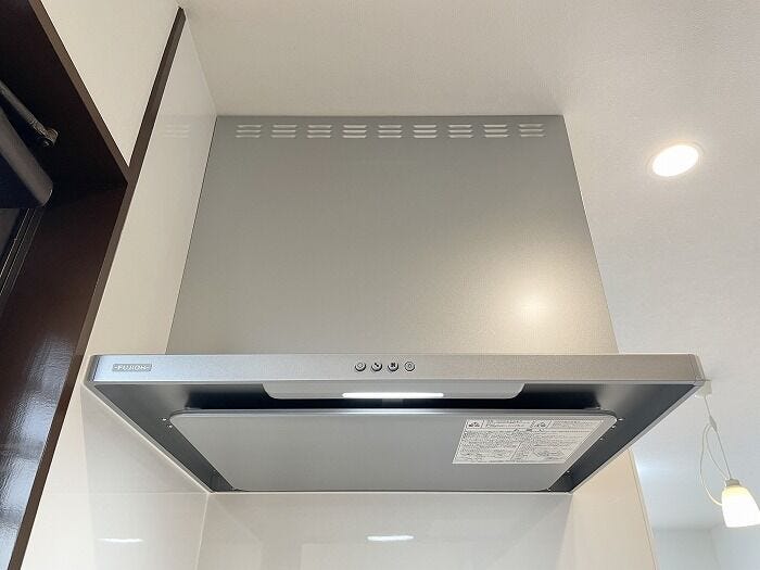 すっきりとしたフォルムのスリム型レンジフードを採用。毎日のお掃除もラクラクです。