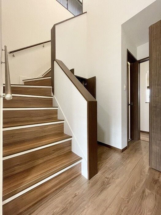 毎日の上り下りをしっかりサポートする階段手すり。小さなお子さまやご年配の方にも安心な設計です。