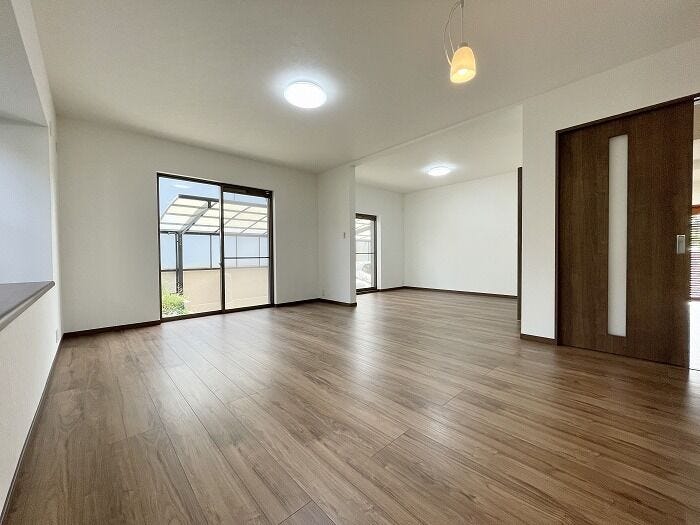 22帖のゆとりある空間は、ソファやダイニングテーブルのレイアウトも自在。窓からの採光もしっかり入り、明るく心地よい暮らしが広がります。