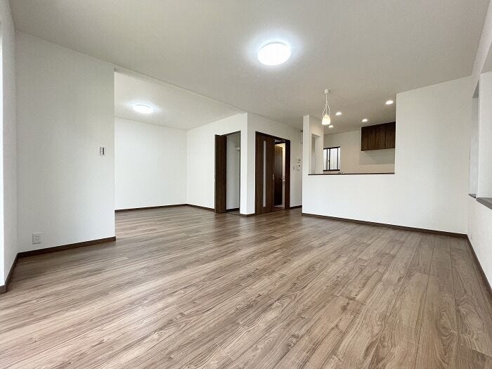 キッチンからダイニング、リビング全体を見渡せます。調理をしながら、家族との会話を楽しめます。