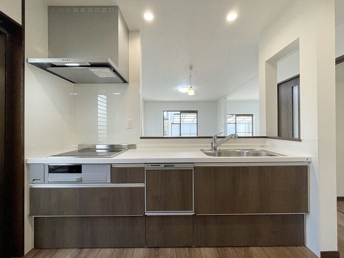 スライド式収納で出し入れ楽々。食洗機&IH3口コンロ付きで、家事効率もアップする快適キッチンです。