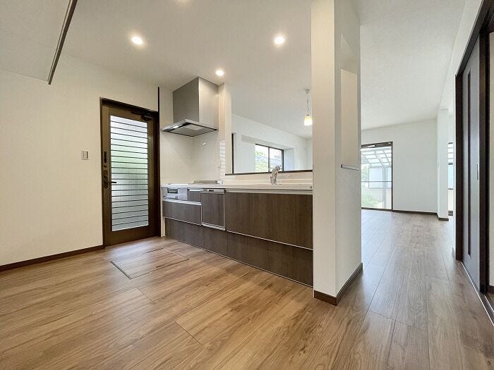 壁にさえぎられないオープンキッチンなので、開放感のある空間を演出します。
キッチンの勝手口はゴミ出しや換気や通気に役立ちます。