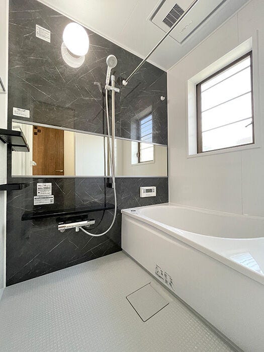 ゆったりと足を伸ばせる浴槽で、一日の疲れをしっかりリフレッシュ。快適なバスタイムを楽しめます。